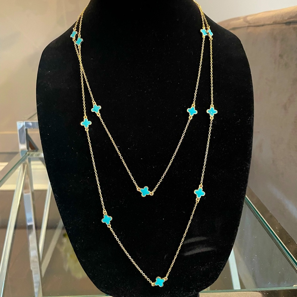 Mini oversized clover shaped necklace